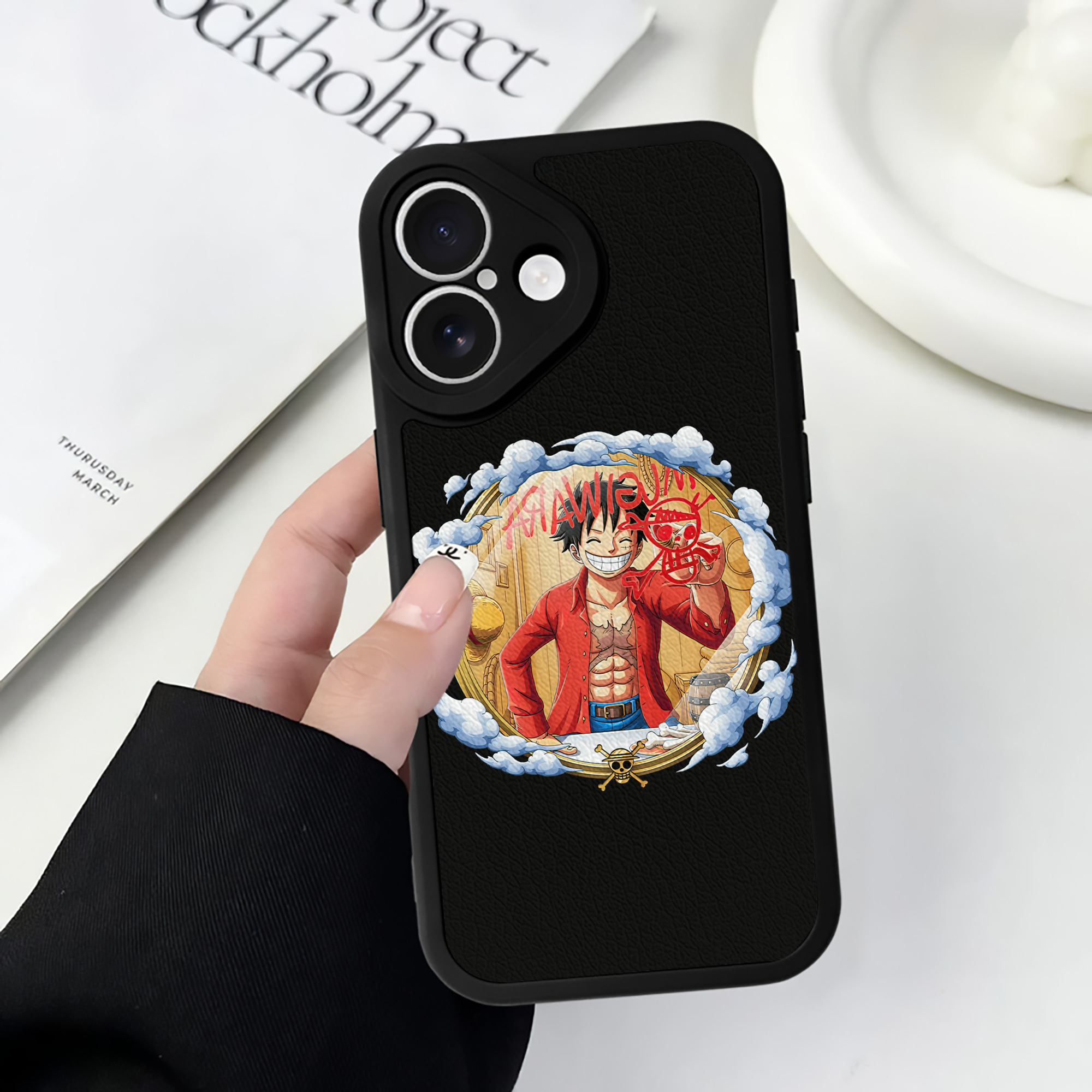 （画像用） ワンピース モンキー・D・ルフィ ONE PIECE Monkey D. Luffy 【iPhone 16シリーズ対応】シリコンスマホケース（レザー調） 材質：シリコン
